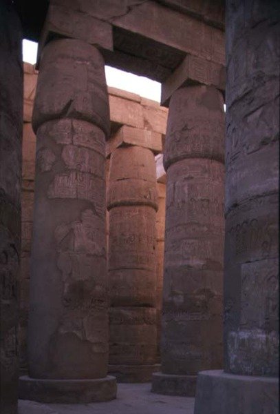 Papyrusové sloupy s hlavicemi pupenů v hypostylové síni Amonova chrámu, Nová říše (foto) od Egyptian 19th Dynasty