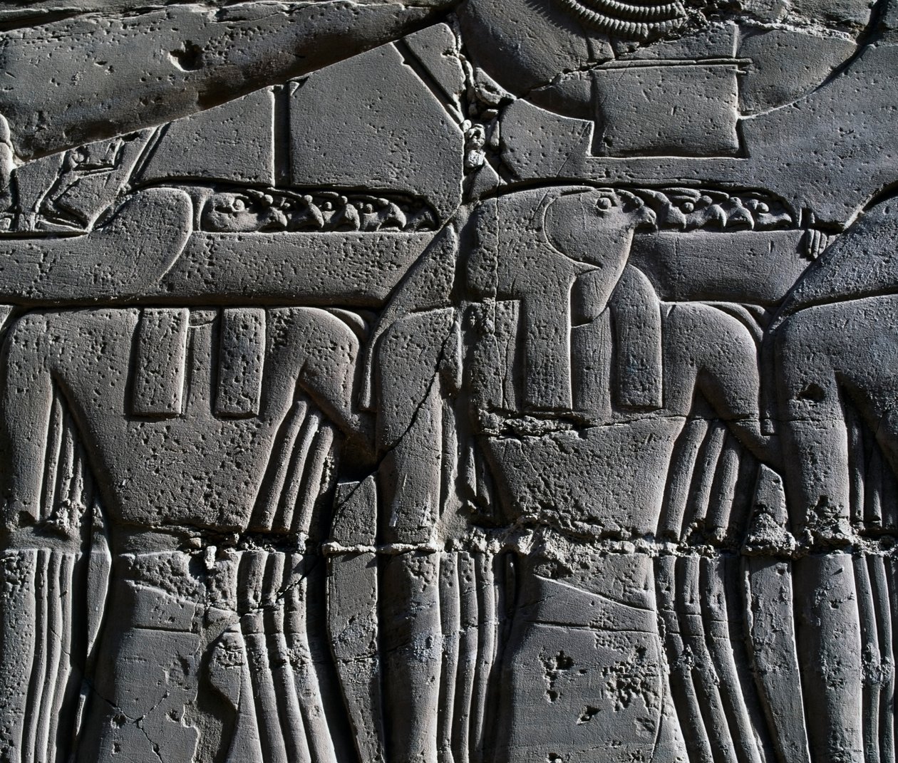 Kněz s maskou jestřába, detail ze scény zobrazující Ramsese II. před posvátnou lodí, reliéf, vnitřní stěny Velké hypostylové síně, chrámový komplex v Karnaku (Seznam světového dědictví UNESCO) od Egyptian 19th Dynasty