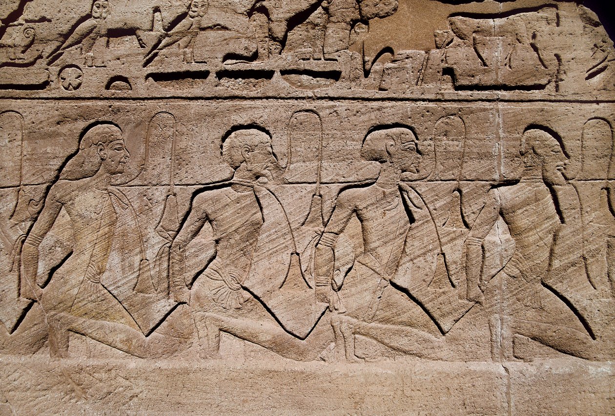 Vězni ilustrující vítězství faraona Ramsese II., Basreliéf u vchodu do velkého chrámu Ramsese II., Egypt, Abu Simbel od Egyptian 19th Dynasty