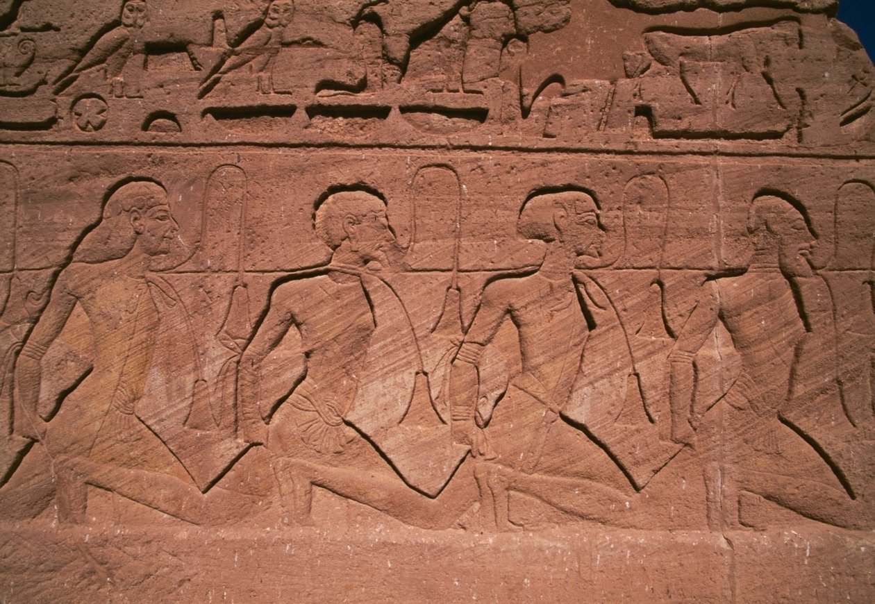 Zajatci severu, basreliéf na podstavci obrů Velkého chrámu Ramsese II., Abú Simbel (Seznam světového dědictví UNESCO) od Egyptian 19th Dynasty