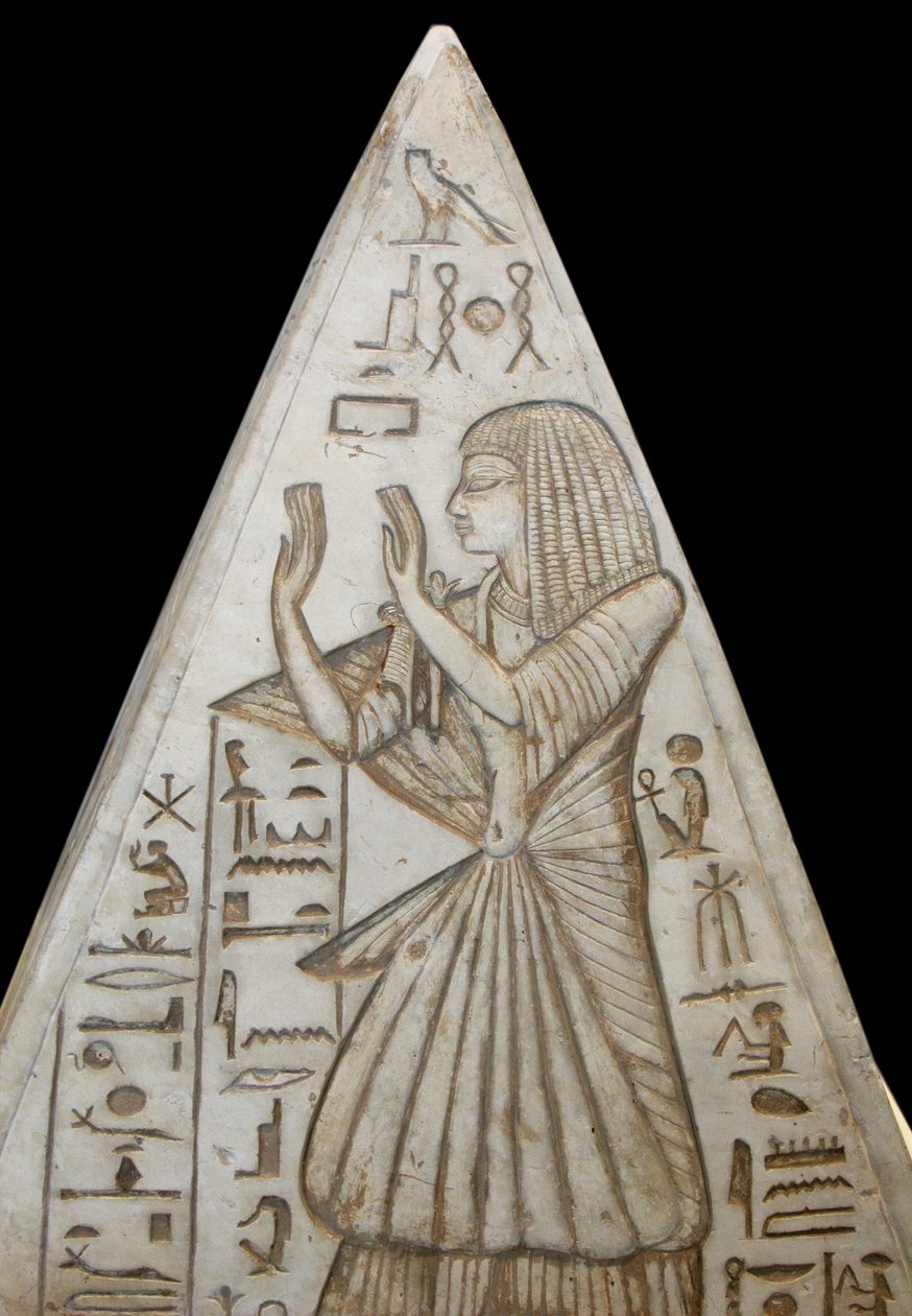 Pyramidon ve vápenci představuje v horní části kaple hrobky v pyramidách. Jsou zde vážné výjevy zobrazující sluneční cyklus a uctívání slunce zesnulým. Pochází z Deir el Medina od Egyptian 19th Dynasty