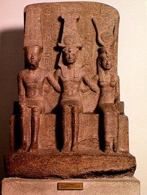 Ramesse II (1304-1237 př.nl) sedící mezi Amonem a Mutem, z Karnaku, Nová říše, cca 1279-13 př.nl (žula) od Egyptian 19th Dynasty