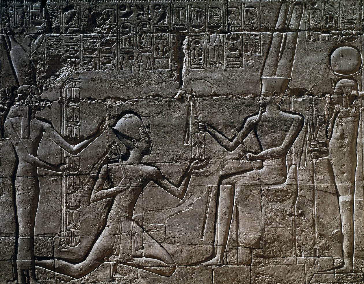 Ramses II. před Amun-Ra, reliéf, Velká hypostylová síň, Amunův chrám, chrámový komplex v Karnaku (Seznam světového dědictví UNESCO) od Egyptian 19th Dynasty