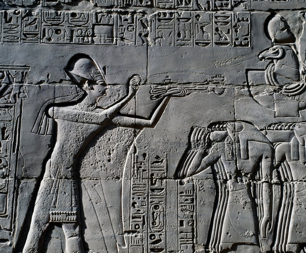 Ramses II. před posvátnou lodí, reliéf, vnitřní stěny Velké hypostylové síně, chrámový komplex v Karnaku (Seznam světového dědictví UNESCO) od Egyptian 19th Dynasty