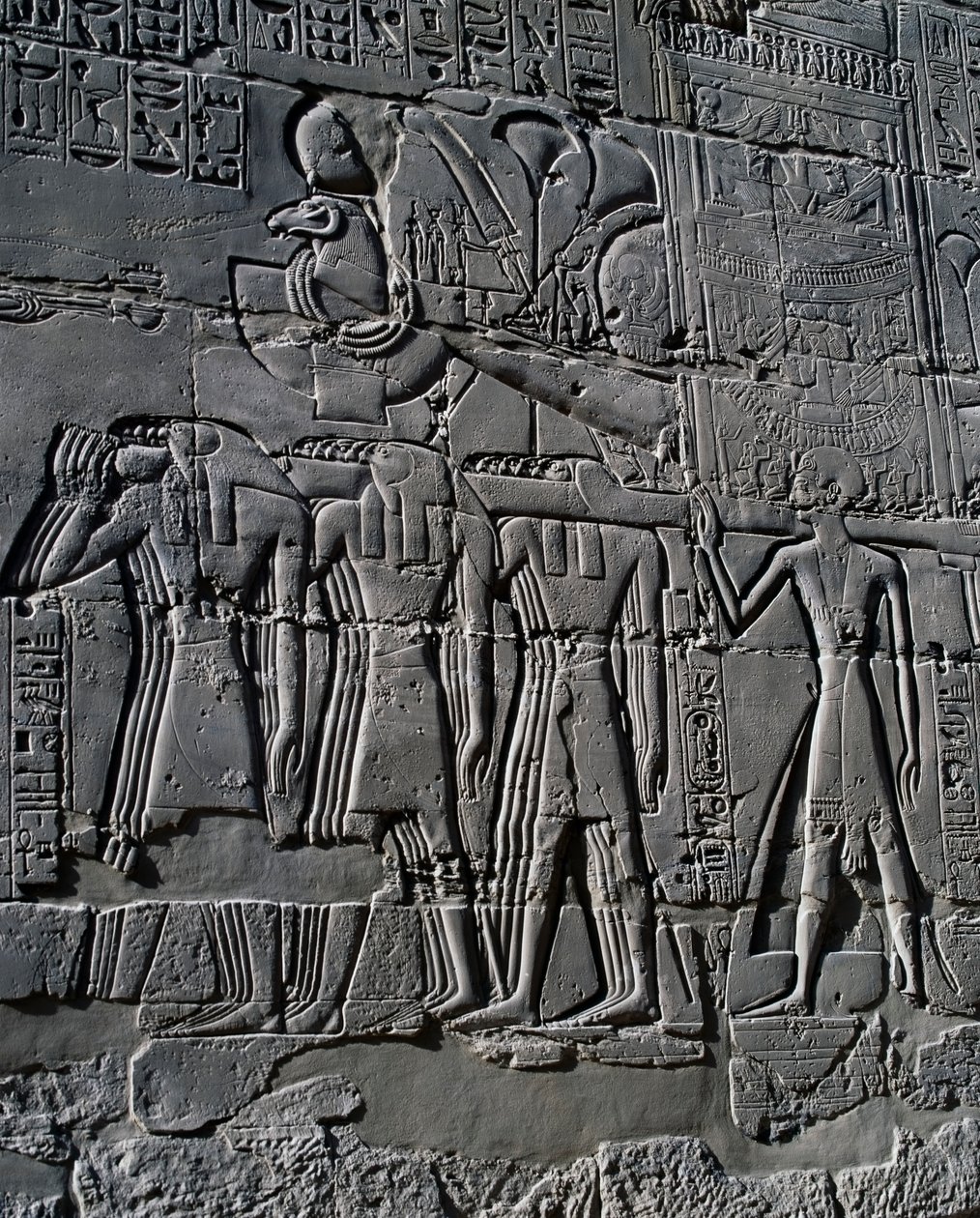 Ramses II. před posvátnou lodí, reliéf, vnitřní stěny Velké hypostylové síně, chrámový komplex v Karnaku (Seznam světového dědictví UNESCO) od Egyptian 19th Dynasty
