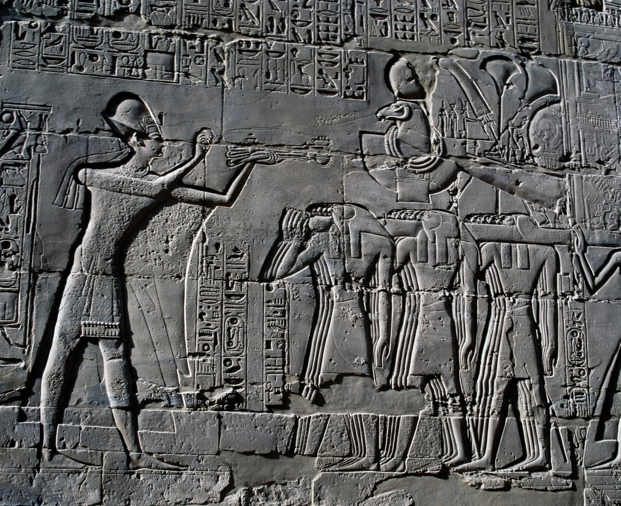 Ramses II. přináší oběti před posvátnou lodí, reliéf, vnitřní stěny Velké hypostylové síně, chrámový komplex v Karnaku (Seznam světového dědictví UNESCO) od Egyptian 19th Dynasty
