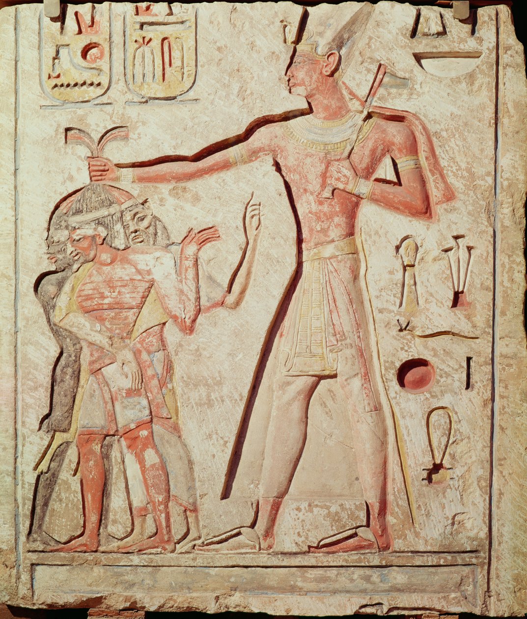 Ramses (1279 - 1213 př. n. l.) bijící své nepřátele (malovaný vápencový reliéf, 19. dynastie) od Egyptian 19th Dynasty