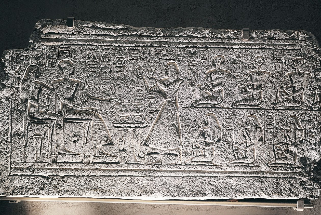 Reliéf Ptahotepa a Tauseret ze Sakkáry, manželé přijímají nabídky od svého nejstaršího syna Amenheba a dalších dětí. od Egyptian 19th Dynasty