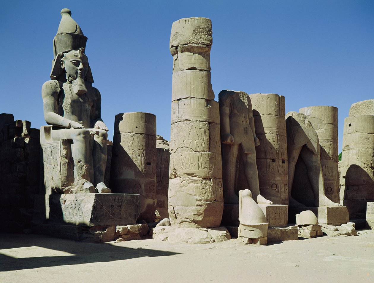 Sedící socha Ramesse II (asi 1279-1213 př. n. l.) v Peristyle Court, Nová říše od Egyptian 19th Dynasty