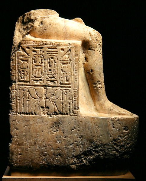 Boční pohled na fragment ze sochy Ramesse II (1279-13) a choti, Nová říše (alabastr) (viz také 241414) od Egyptian 19th Dynasty