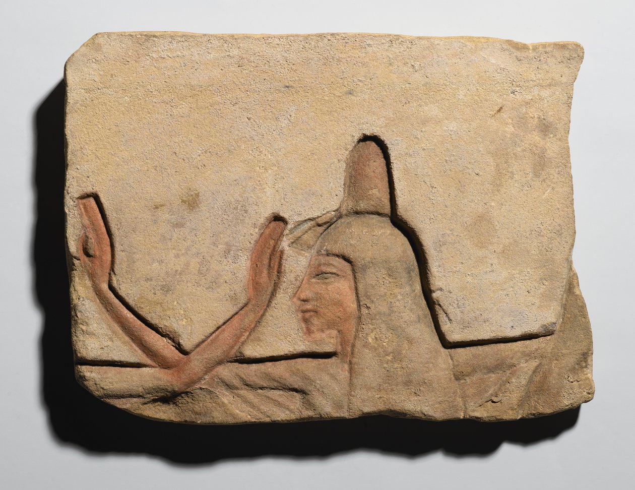 Deska zobrazující ženu s vonným kuželem, Nová říše, cca 1352-1336 př.nl (pískovec) od Egyptian 19th Dynasty