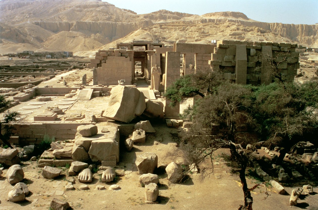 Pohled z vrcholu prvního pylonu ukazující padlý kolos Ramesse II (1279-1213 př.nl) v Prvním dvoře, Nová říše od Egyptian 19th Dynasty
