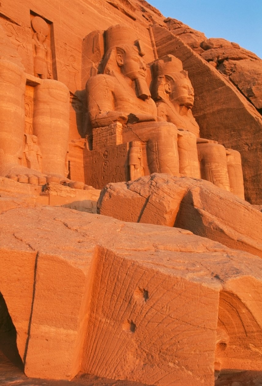 Pohled na průčelí Velkého chrámu Ramsese II. za úsvitu, Abú Simbel (Seznam světového dědictví UNESCO) od Egyptian 19th Dynasty