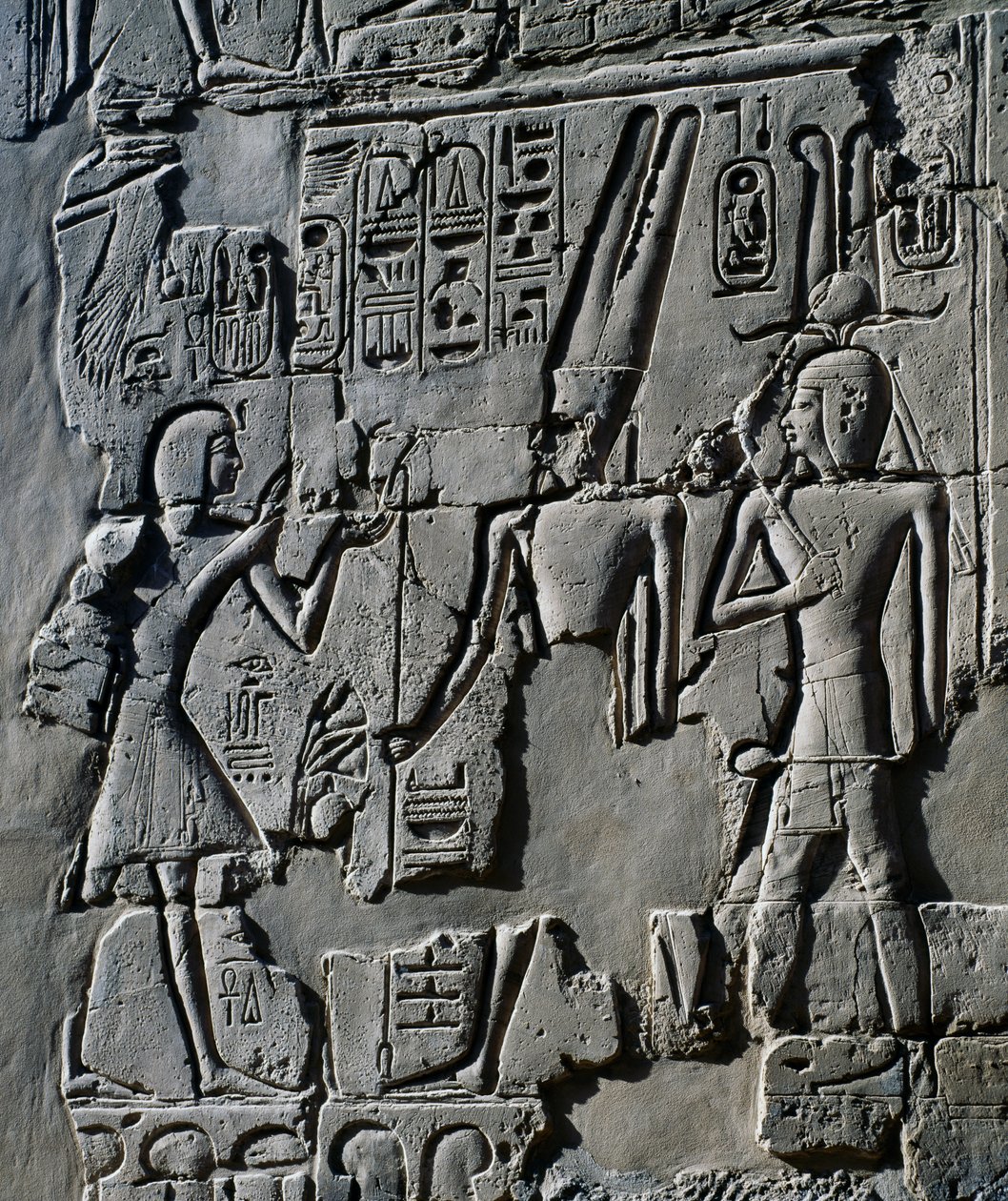 Mladý Ramses II. před bohem Amonem, detail ze scény obětování bohům, reliéf, vnitřní stěny Velké hypostylové síně, chrámový komplex v Karnaku (Seznam světového dědictví UNESCO) od Egyptian 19th Dynasty