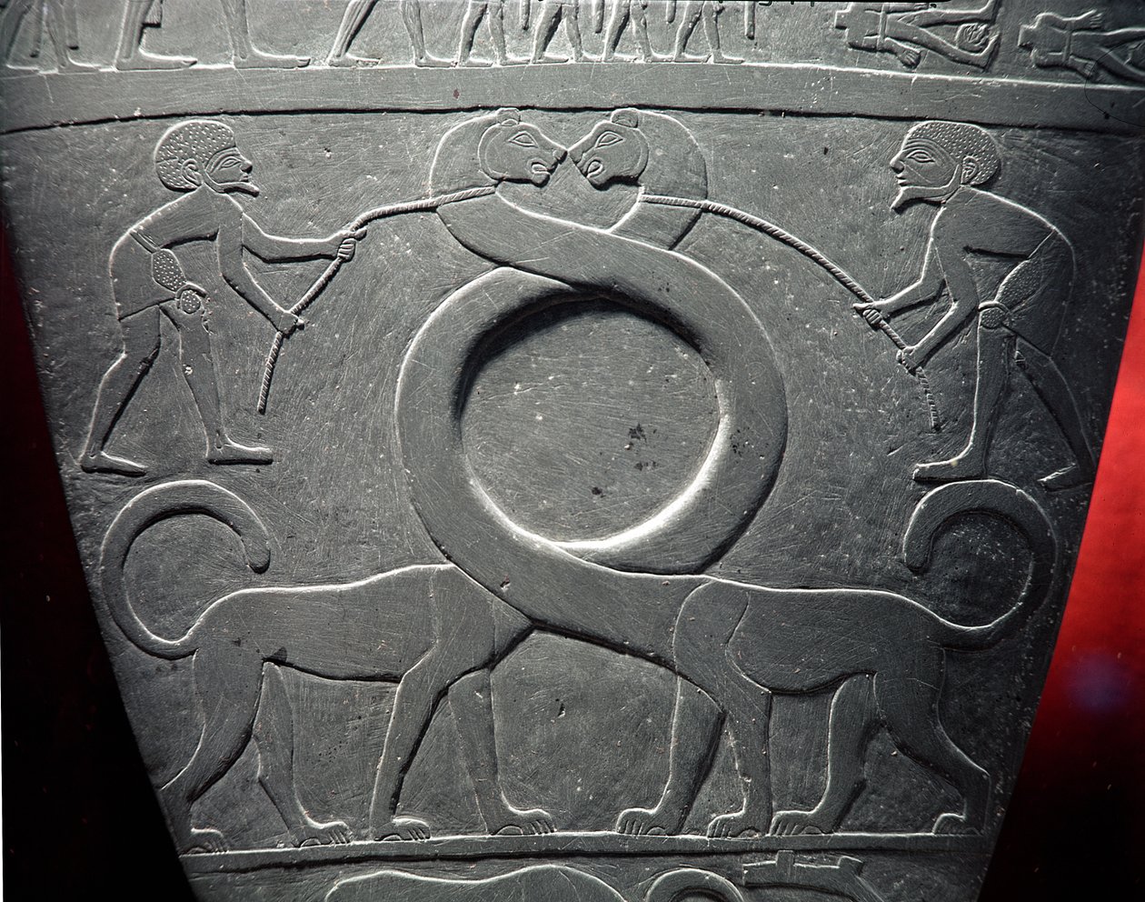 The Narmer Palette: slavnostní paleta zobrazující pár koček s dlouhým krkem držených na vodítku, nalezená v Hieraconpolis, rané dynastické období, cca 3000 př. n. l. (břidlice) (detail 68325) od Egyptian 1st Dynasty