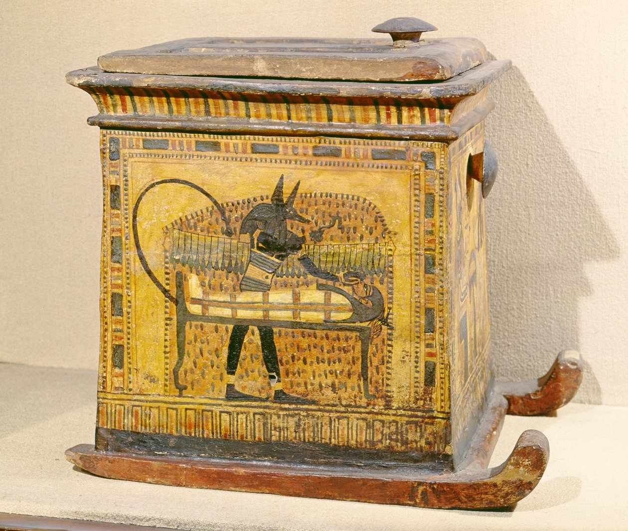 Anubis Mummifying the Deceased, z rakve věnované Nefertari, Nová říše (dřevo) od Egyptian 20th Dynasty