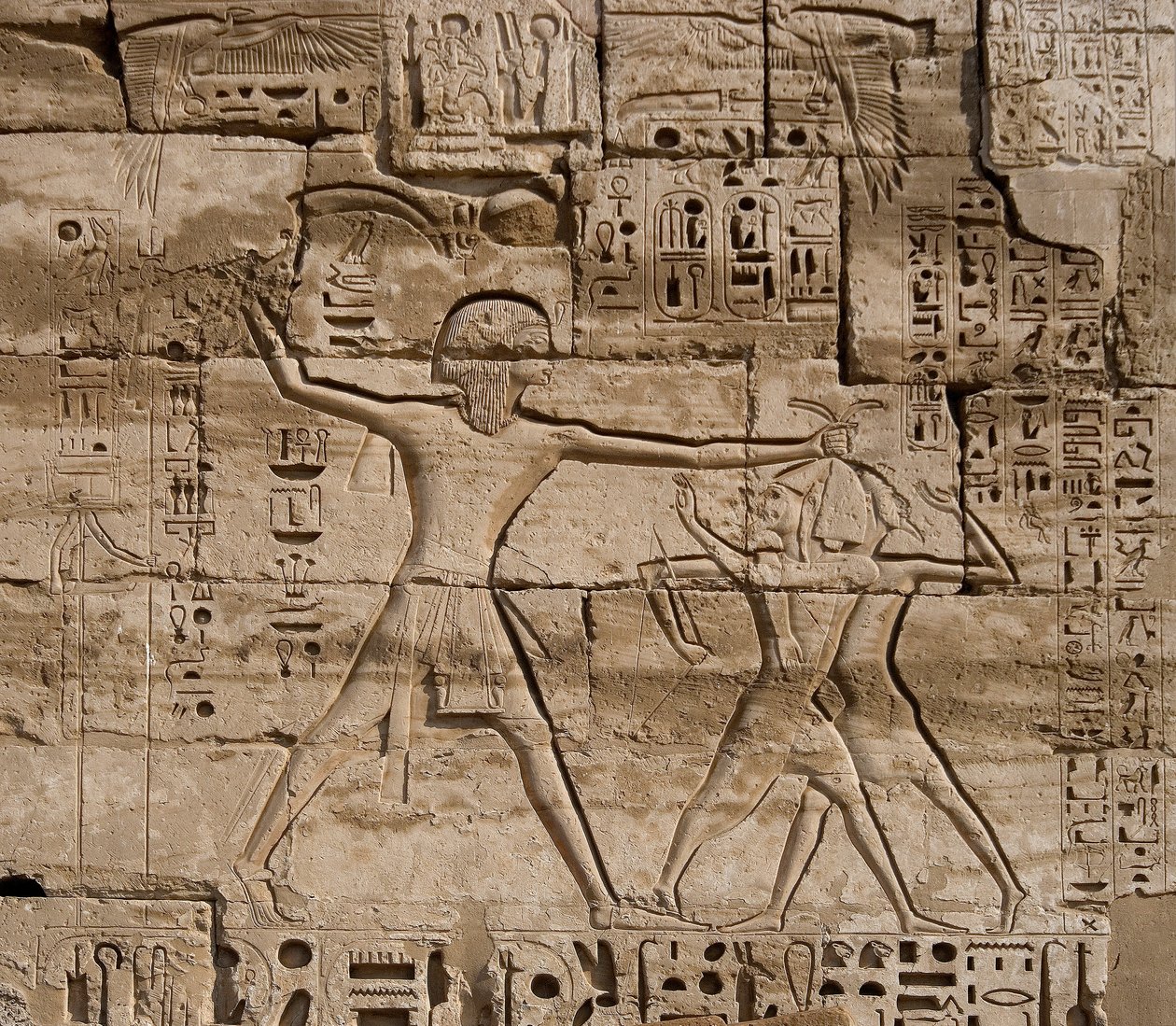 Egyptský starověk: detail reliéfů oslavujících vítězství faraona nad mořskými národy. Pohřební chrám Ramses III (1187-1156 př.nl). Luxor, Medinet Habu, Egypt od Egyptian 20th Dynasty