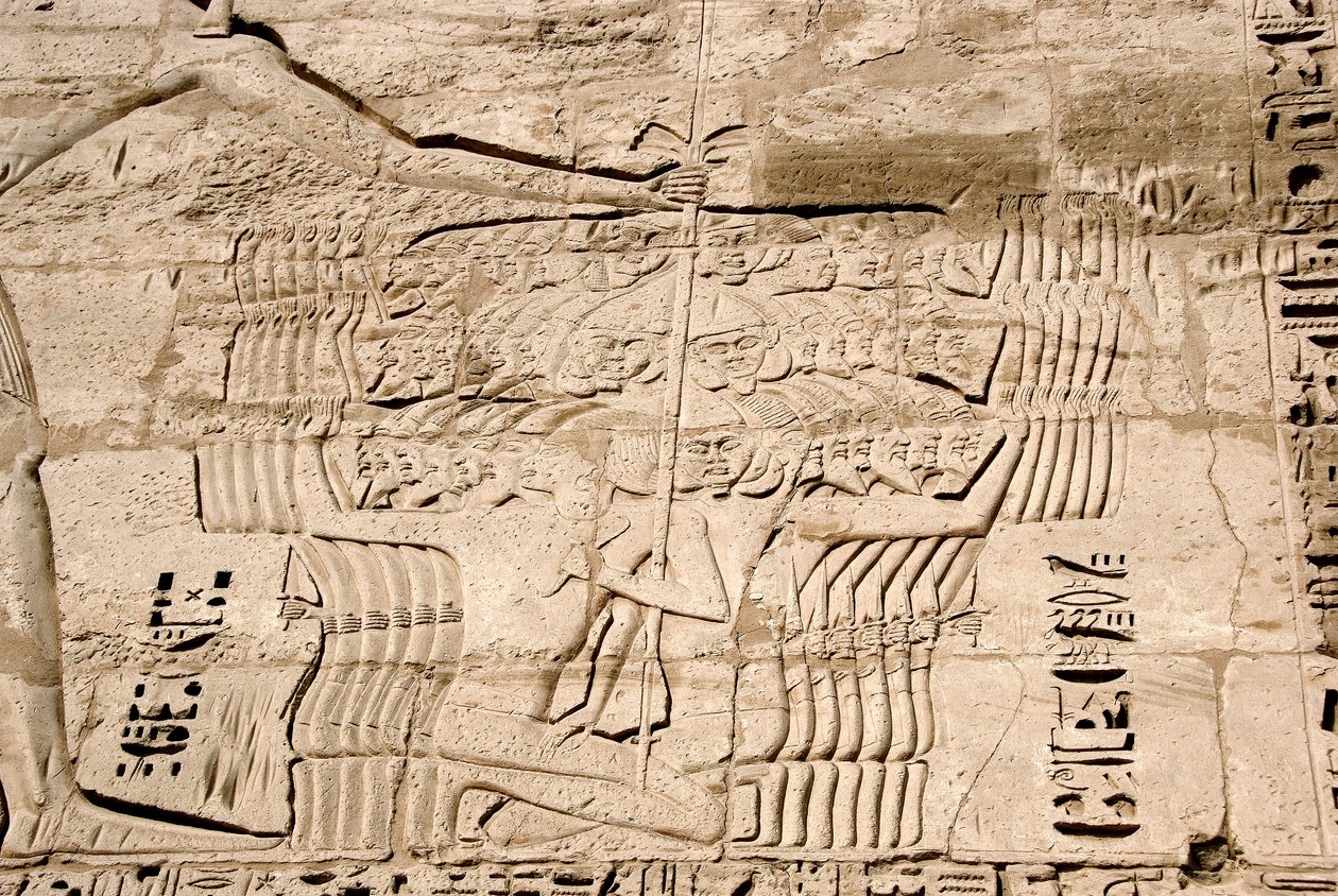 Egyptský starověk: detail reliéfů prvního pylonu představující zajetí bojovníků patřících k mořským národům, nepřátelům Ramsese III. Pohřební chrám Ramses III (1187-1156 př.nl). Luxor, Medinet Habou, Egypt od Egyptian 20th Dynasty