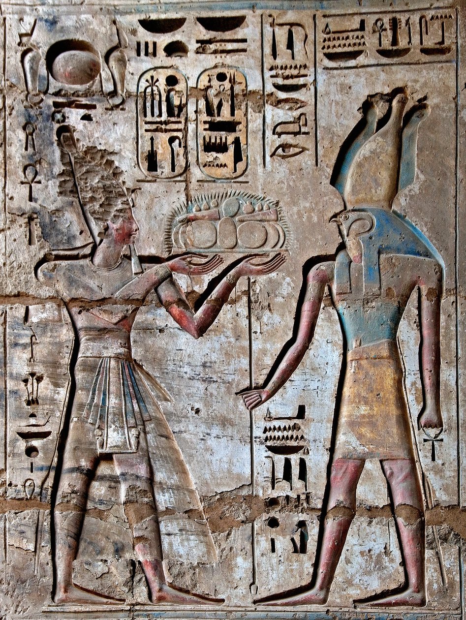 Egyptský starověk: první dvůr, detail malovaných reliéfů zobrazujících faraona přinášejícího obětiny božskému Horovi. Pohřební chrám Ramses III (1187-1156 př.nl). Luxor, Medinet Habou, Egypt od Egyptian 20th Dynasty