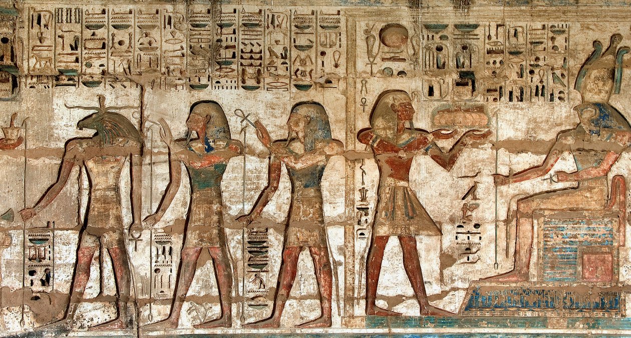 Egyptský starověk: první dvůr, detail malovaných reliéfů zobrazujících faraona přinášejícího obětiny bohům Horovi a Khnúmovi. Pohřební chrám Ramses III (1187-1156 př.nl). Luxor, Medinet Habou, Egypt od Egyptian 20th Dynasty