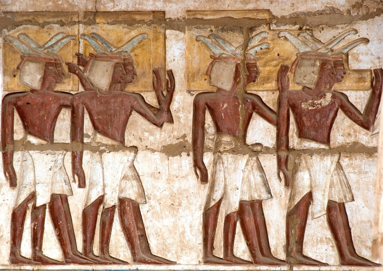Egyptský starověk: první dvůr, detail malovaných reliéfů představujících skupinu Núbijců přinášejících obětiny faraonovi. Pohřební chrám Ramses III (1187-1156 př.nl). Luxor, Medinet Habou, Egypt od Egyptian 20th Dynasty