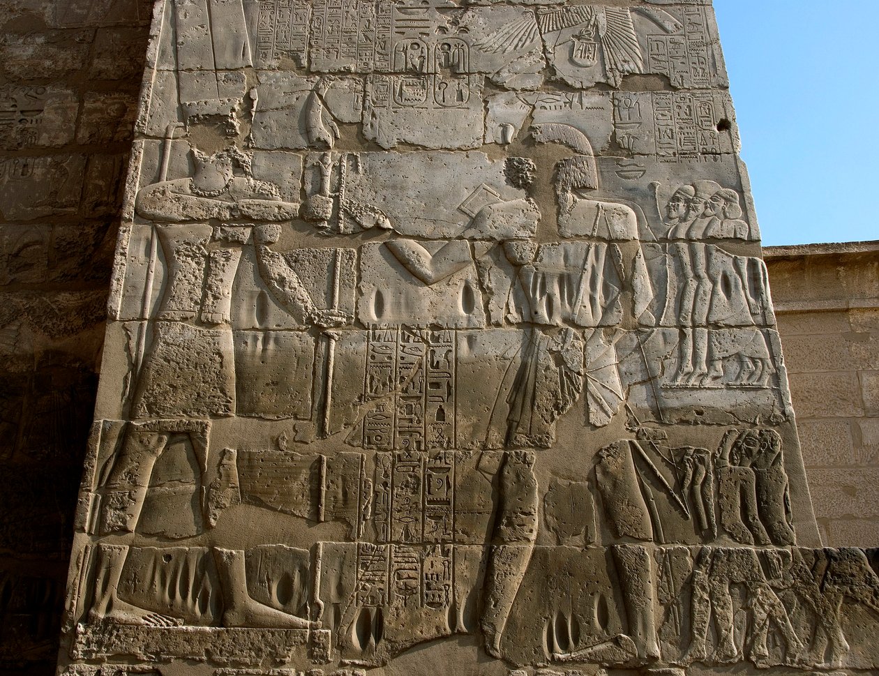 Egyptský starověk: pohřební chrám Ramsese III. (1187-1156 př.nl). Nízký reliéf představující faraona přijímajícího insignie moci z rukou Amona. Luxor, Medinet Habou, Egypt od Egyptian 20th Dynasty