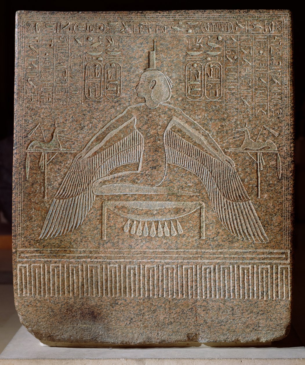 Isis Pterophor, ze sarkofágu Ramesse III (asi 11854-1153 př.nl) z jeho hrobky v Údolí králů, Nová říše (růžová žula) od Egyptian 20th Dynasty