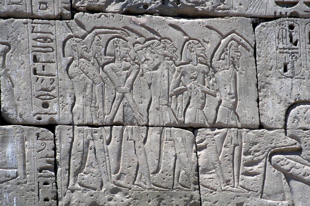 Reliéf zobrazující severní zajatce v bitvě u Ramsese III., Velký chrám v Medinetu od Egyptian 20th Dynasty
