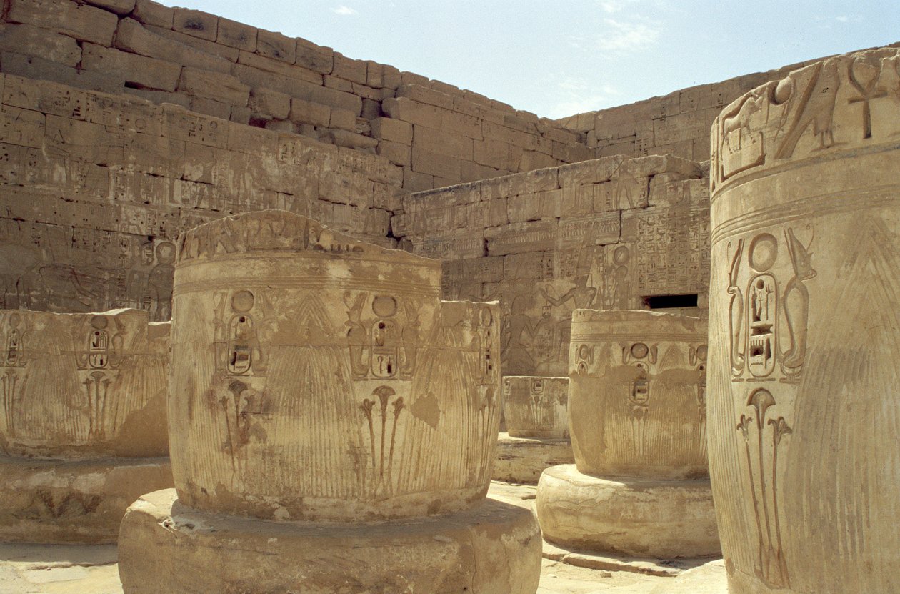 Pozůstatky sloupů ve sloupové síni zádušního chrámu Ramesse III. (asi 1184-1153 př. n. l.) Nová říše od Egyptian 20th Dynasty