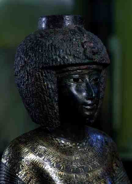 Socha Božské adorátorky Karomama, třetí přechodné období (bronz se zlatem, stříbrem a elektrem) (detail 127647) od Egyptian 22nd Dynasty