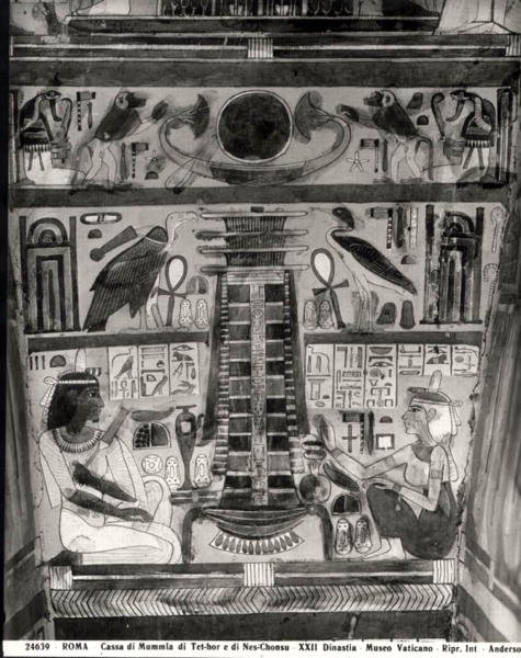 Dvě postavy zesnulých namalované na boku sudu mumií Tet-Hov a Nes-Chonsu (sarkofág) (černobílá fotografie) od Egyptian 22nd Dynasty