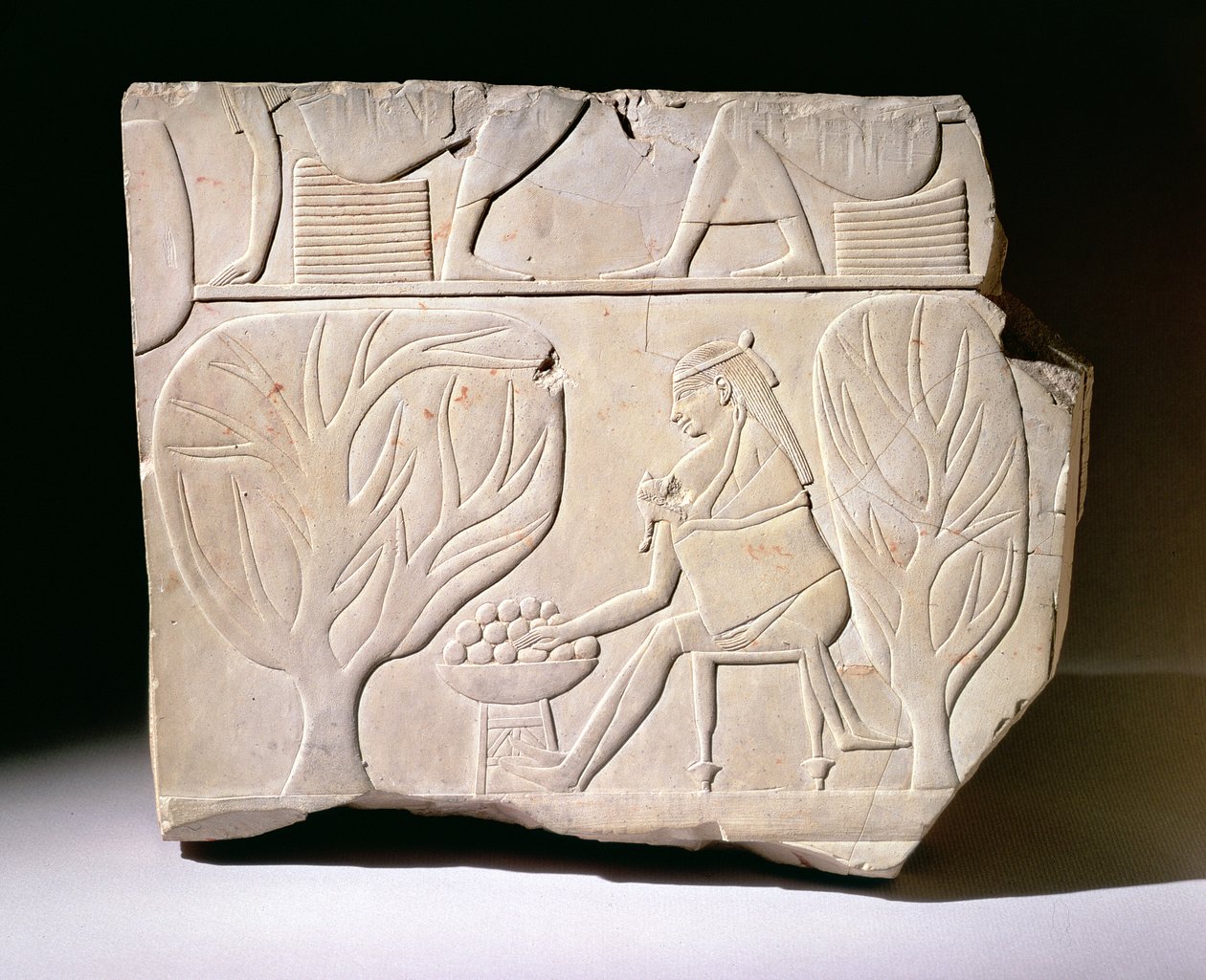 Reliéf ženy s dítětem natahujícím se po fíku platanu, z hrobky Mentuemhet, západní Théby, pozdní období od Egyptian 25th Dynasty