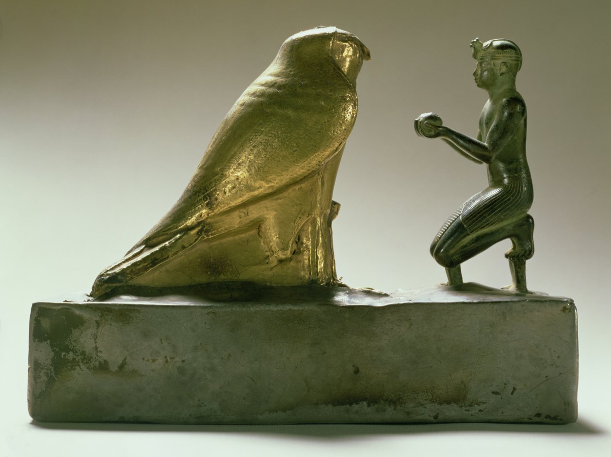 Socha krále Taharqy uctívajícího boha sokola Hemena, egyptské, třetí přechodné období (zlato, stříbro, břidlice a dřevo) od Egyptian 25th Dynasty