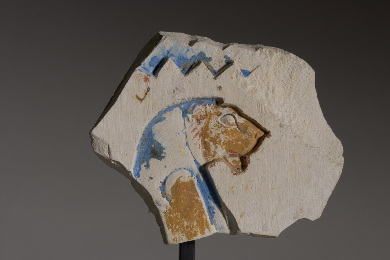 Fragment s hieroglyfem se lví hlavou, Pozdní období (malovaný vápenec) od Egyptian 26th Dynasty