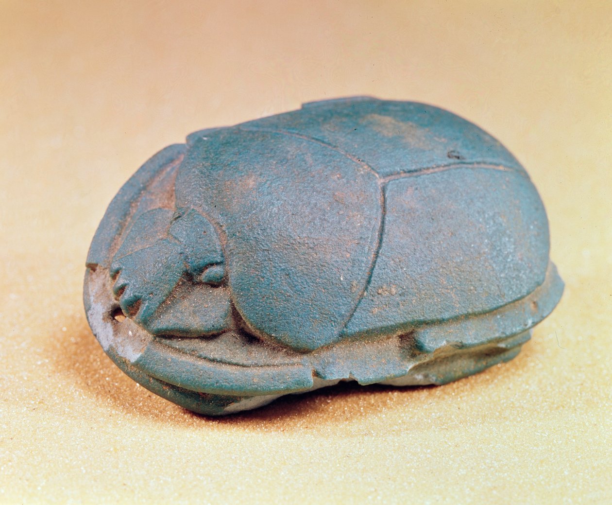 Skarab z korálku z krku mumie, pozdní období, cca 600 př. n. l. (modrá skleněná pasta) od Egyptian 26th Dynasty