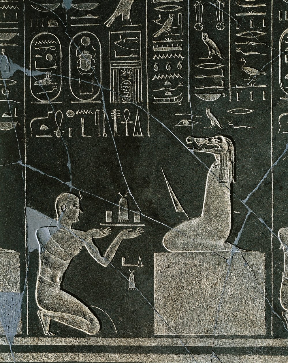 Doleritský reliéf Nectanebo I., krále nabízejícího dar démonovi s krokodýlí hlavou, z Heliopolis v chrámu Atum od Egyptian 30th Dynasty