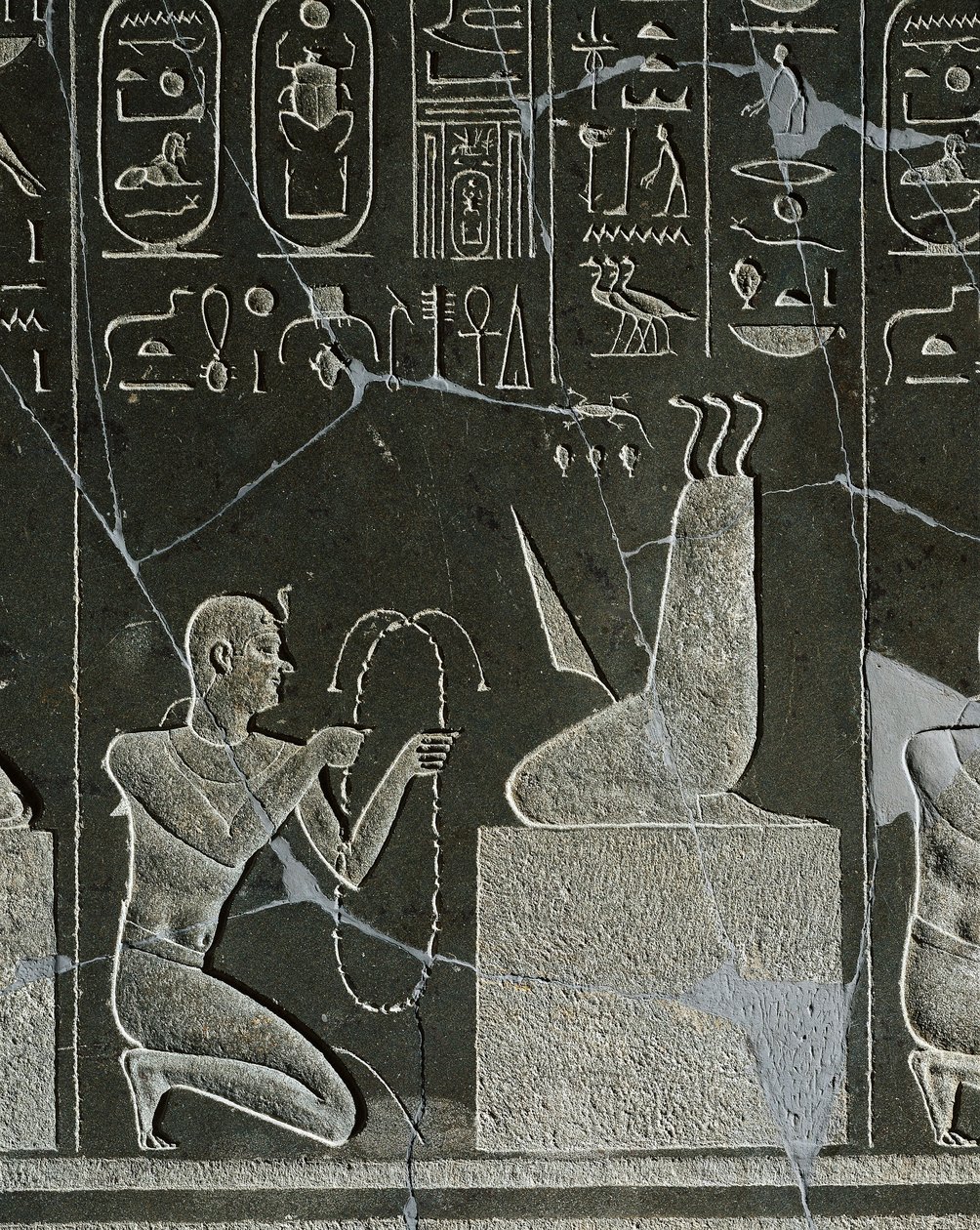 Doleritový reliéf Nectanebo I., krále nabízejícího náhrdelník démonovi, reprezentovaný čepelí nože a třemi hady, z Heliopolis v Atumově chrámu od Egyptian 30th Dynasty