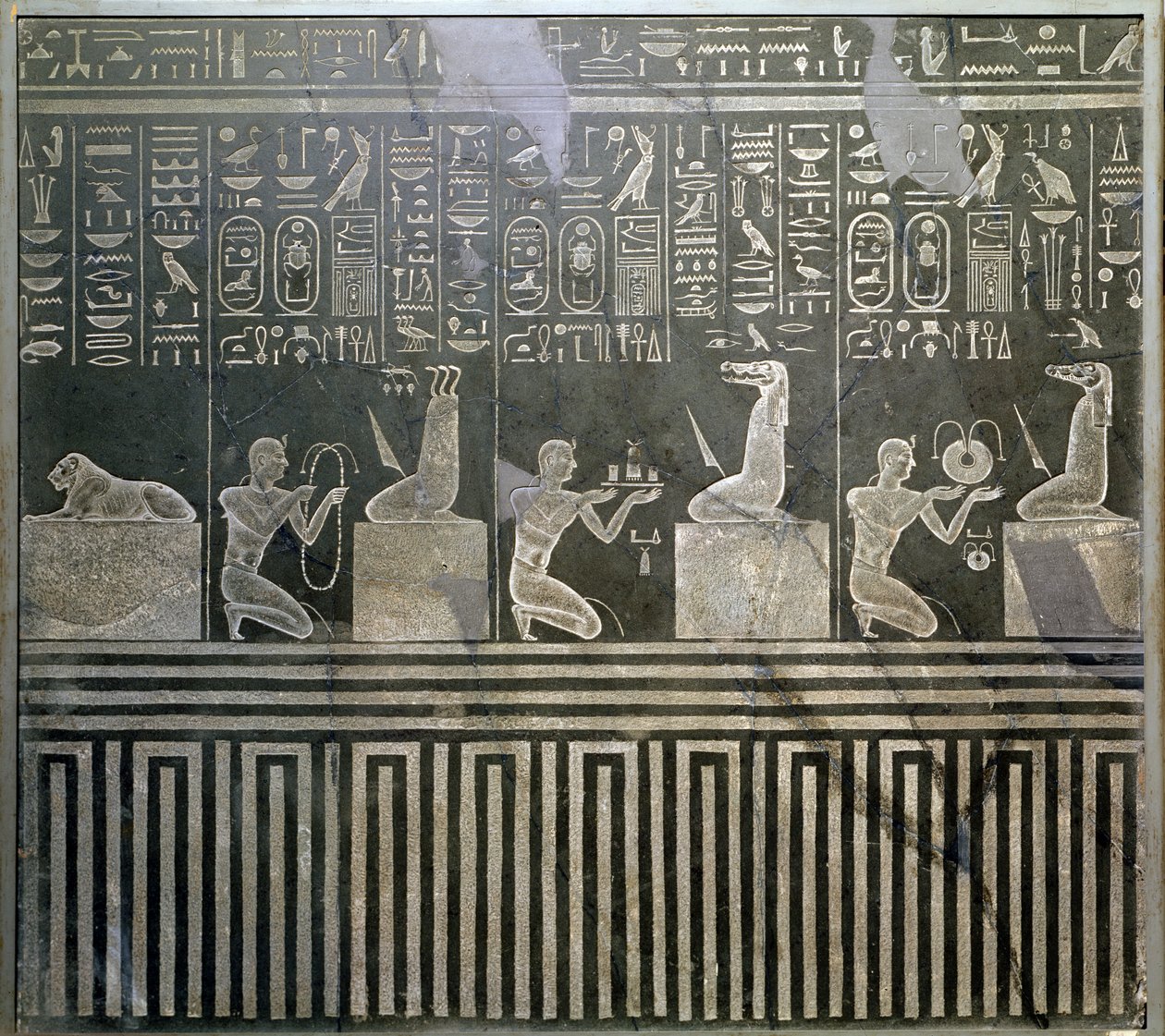 Reliéf zobrazující faraona Nectanebo (380–62 př. n. l.) přinášejícího oběti bohům, pozdní období od Egyptian 30th Dynasty