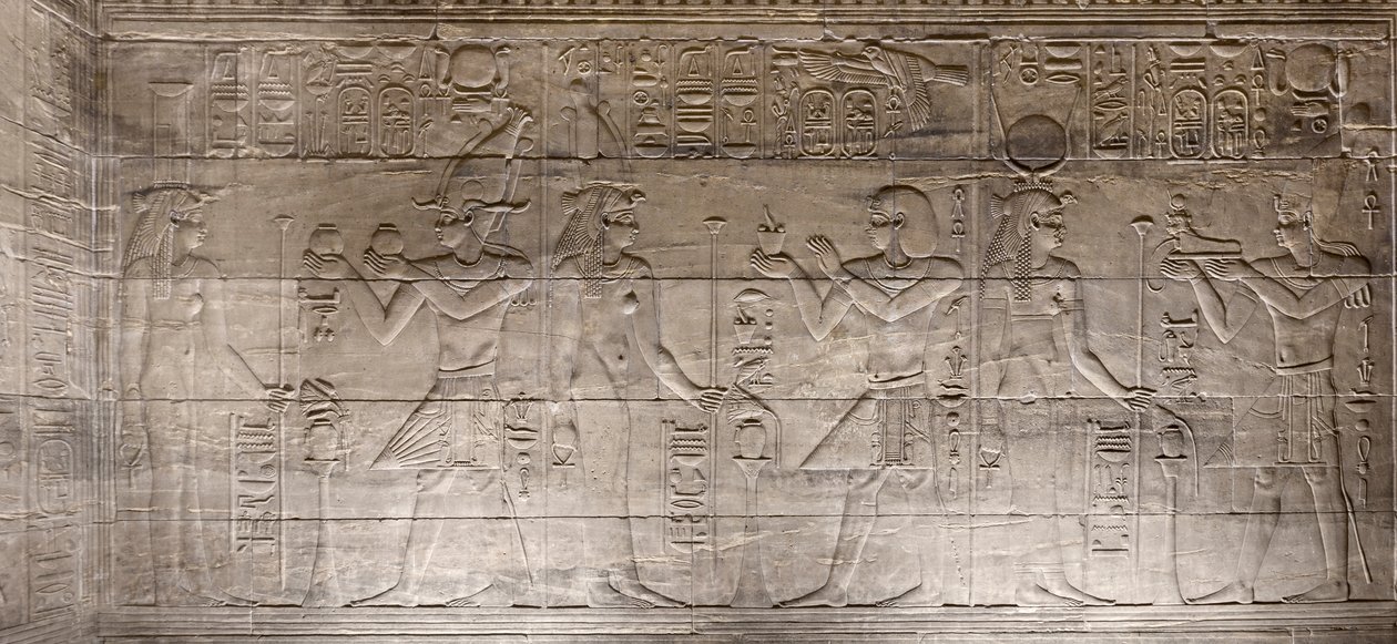 Reliéfy ve vnitřní svatyni, chrám Philae, Asuán, Egypt od Egyptian 30th Dynasty