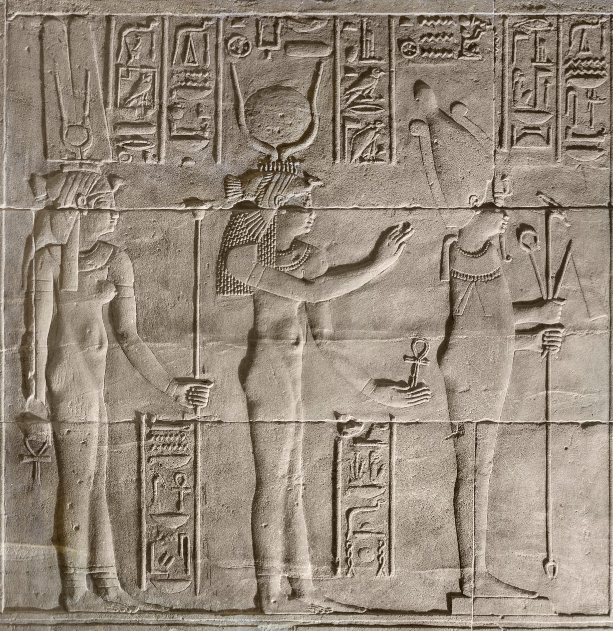 Reliéfy ve vnitřní svatyni, chrám Philae, Asuán, Egypt od Egyptian 30th Dynasty