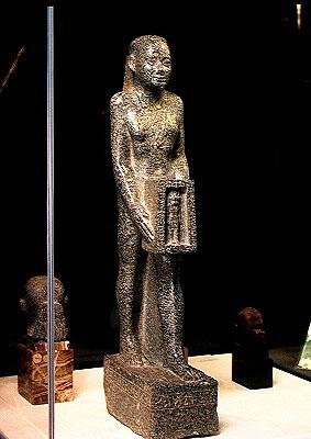 Vezír Psamerikseneb nabízející svatyni býku Mnevisovi, pozdní období, cca 358-341 př.nl (žula) od Egyptian 30th Dynasty