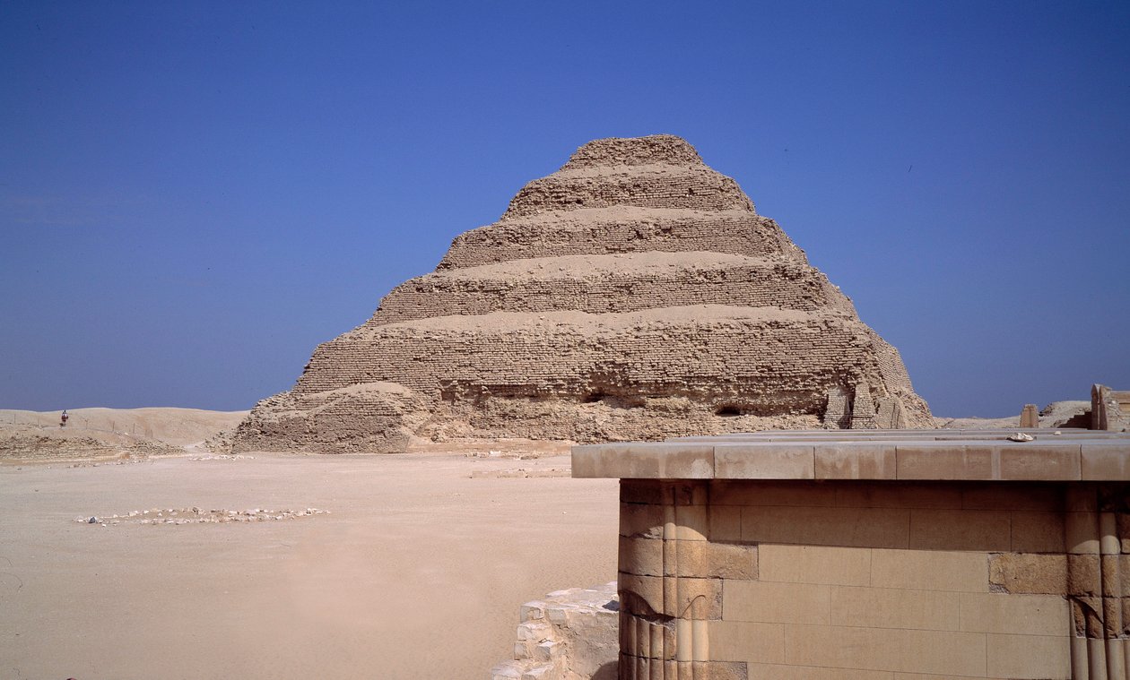 Egyptský starověk: Pohled na pyramidu Sakkarah. Stavba Imhotepa pro krále Djesera (kolem 2 700 př. n. l.) (3. dynastie) Saqqarah, Egypt od Egyptian 3rd Dynasty