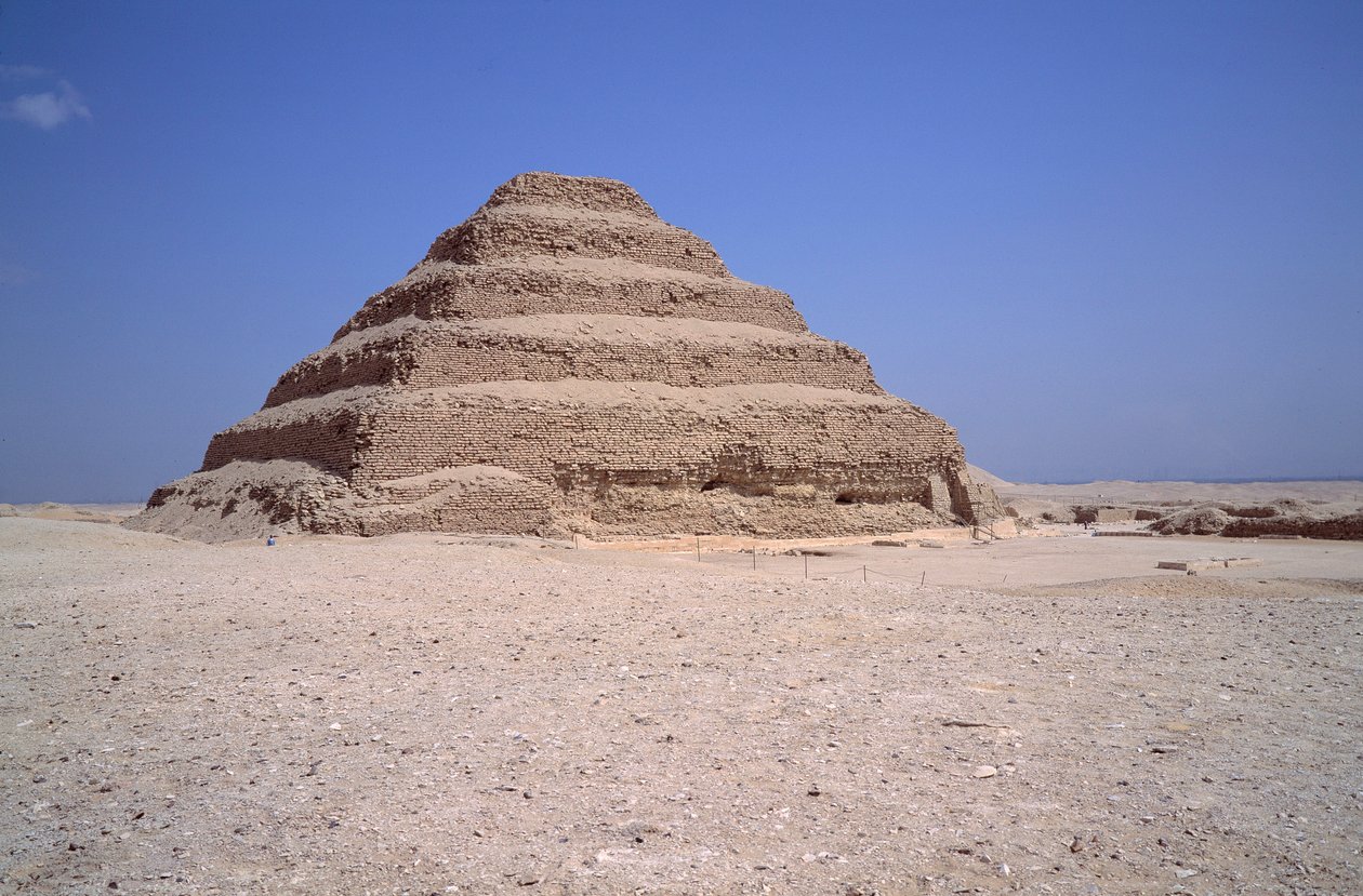 Egyptský starověk: Pohled na pyramidu Sakkarah. Stavba Imhotepa pro krále Djesera (kolem 2 700 př. n. l.) (3. dynastie) Saqqarah, Egypt od Egyptian 3rd Dynasty
