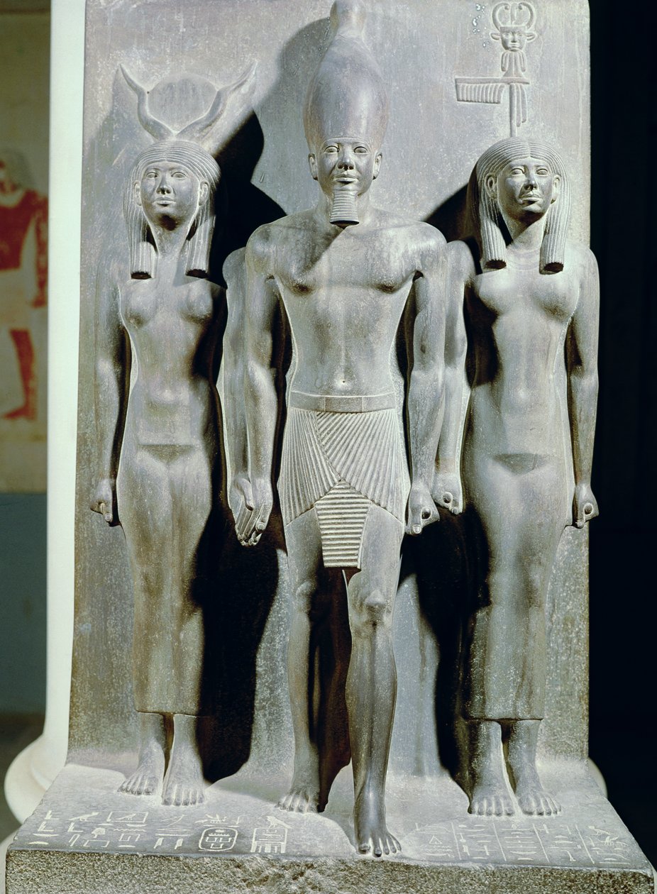 Triáda Menkaure (Mycerinus) s bohyní Hathor a bohyní nome Aphroditopolis, převzato z údolního chrámu pyramidy Menkaure v Gíze, Stará říše, kolem 2529 př. n. l. (břidlice) (viz od Egyptian 4th Dynasty
