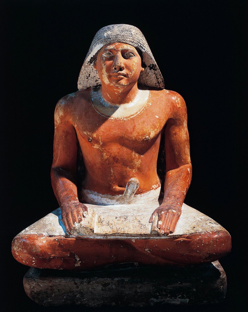 Starověký Egypt: socha sedícího písaře z nekropole v Sakkáře, 5. dynastie, starověká říše (vápenec) od Egyptian 5th Dynasty