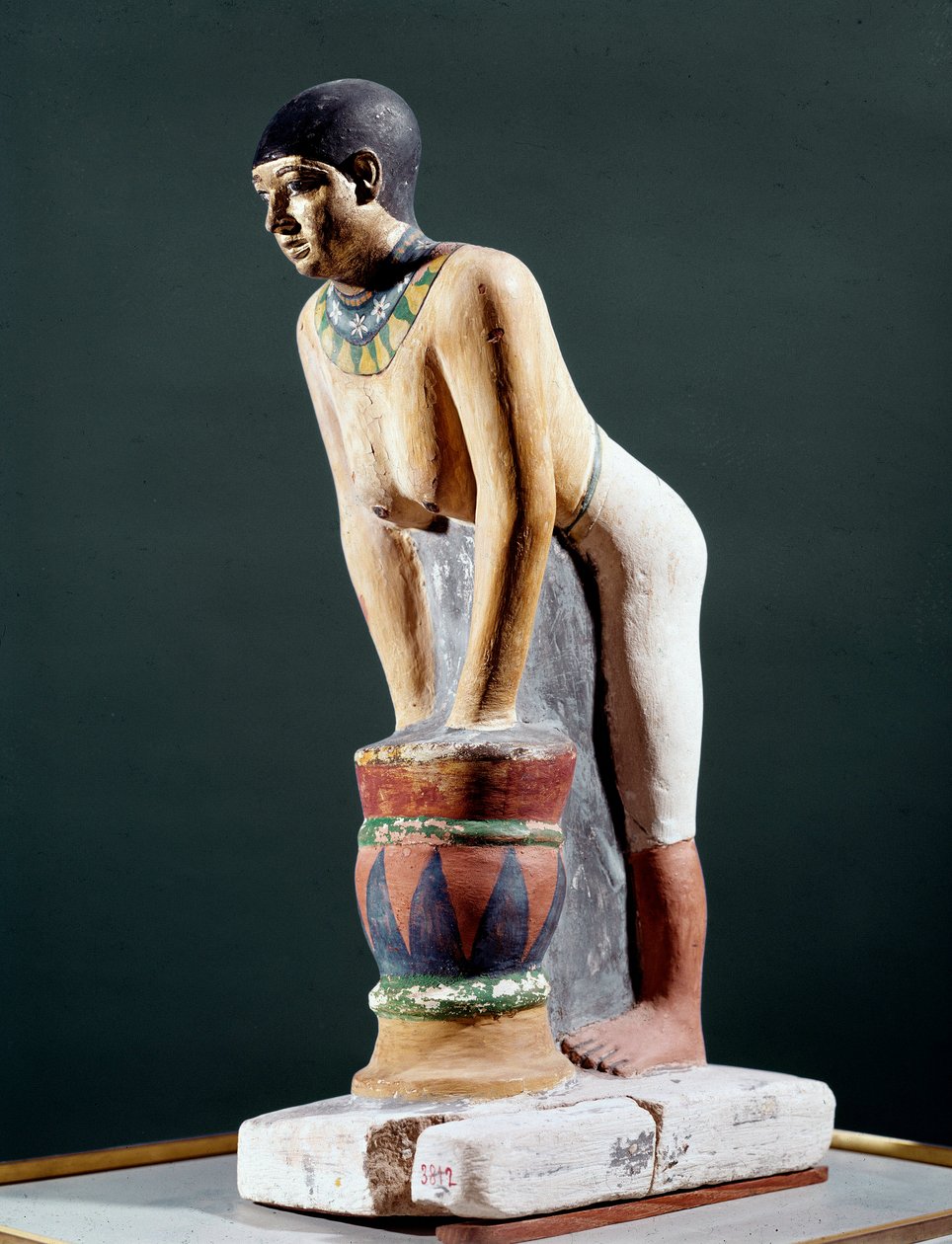 Egyptský starověk: „Egyptský pracovní ječmen k výrobě piva““ Figurka. 5. dynastie. 2400 před naším letopočtem. Florencie, Museo Archeologico - Egyptské starožitnosti: Egyptská žena filtrující ječný chléb k výrobě piva. Figurka. 5. dynastie. 2400 před naším od Egyptian 5th Dynasty