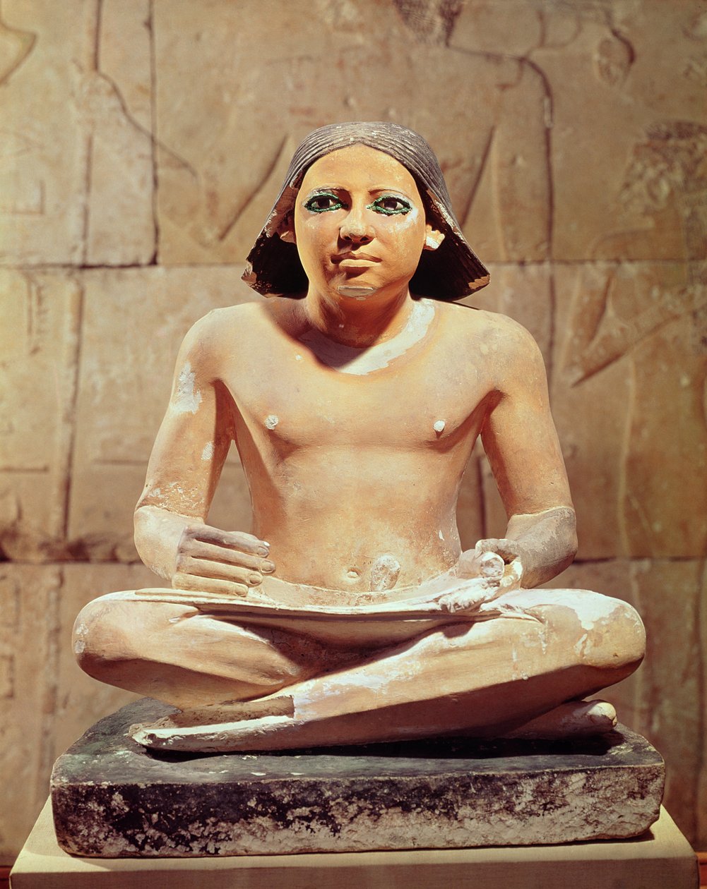 Písař sedící se zkříženýma nohama držící papyrusový svitek, ze Sakkáry, Stará říše cca 2475 př. n. l. (vápenec) od Egyptian 5th Dynasty
