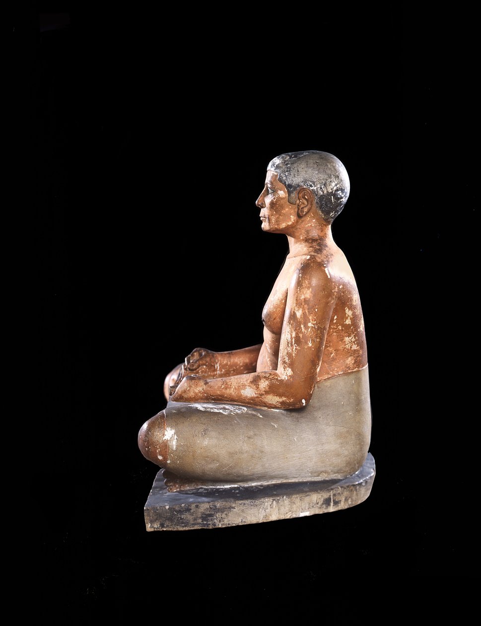 Široký pohled na Crouching Scribe Statue ze Sakkáry, Stará říše (vápenec, alabastr a horský křišťál) (viz také 50750) od Egyptian 5th Dynasty