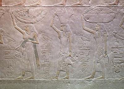 Ženy zosobňující domény smrti a přinášející obětiny z Mastaby z Akhutotepu, Stará říše (malovaný vápenec) od Egyptian 5th Dynasty