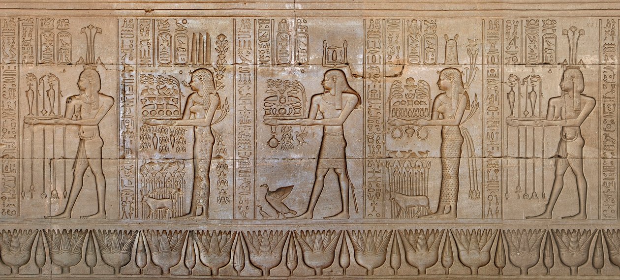 Egyptský starověk: průvod božstev - Detail východní stěny chrámu bohyně Hathor a Denderah, Egypt - Egyptská civilizace: průvod božstev, vytesaný na stěně chrámu Hathor (nebo chrámu Tentyra) v Denderah, postavený pod čt. od Egyptian 6th Dynasty